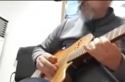 [주말영상] 어느 노인의 소름돋는 기타연주
